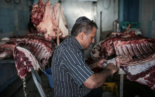 Illustration d'un homme apprêtant de la viande dans un abattoir casher.